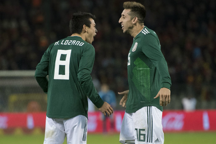 Lozano y Herrera festejan durante partido