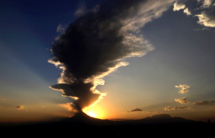 Amanecer en Puebla con el Popocatépetl de fondo