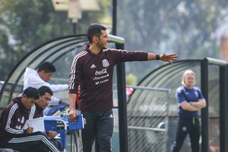 Jimmy Lozano durante un entrenamiento del Tri Sub 22