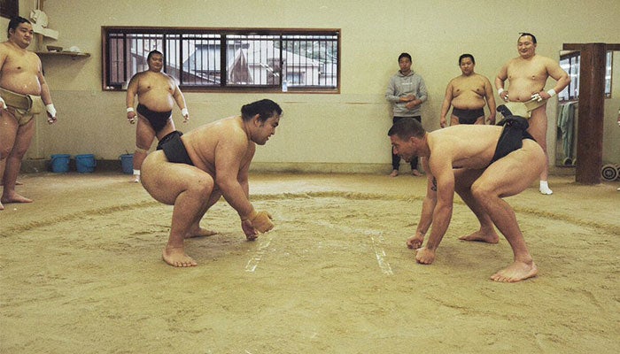 Podolski y Hakuho prácticando sumo 