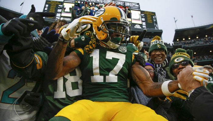 Davante Adams celebrando su anotación contra Miami