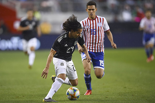 Lainez conduce el balón en juego contra Paraguay 