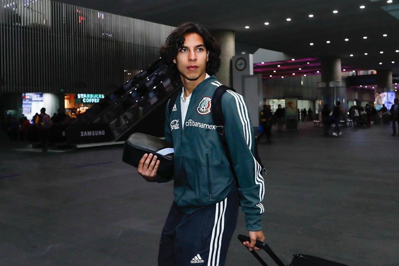 Diego Lainez, llega al AICM tras la Fecha FIFA 