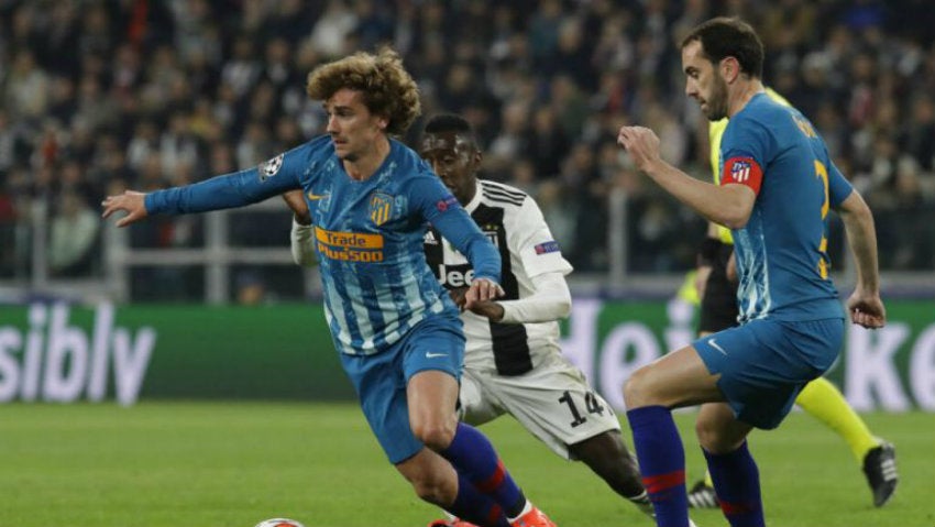 Griezmann conduce el balón en partido de Champions 