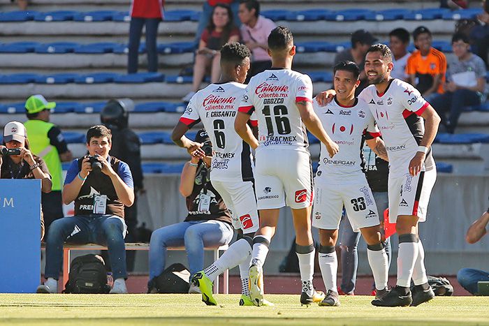 Los jugadores de Lobos se unen en festejo