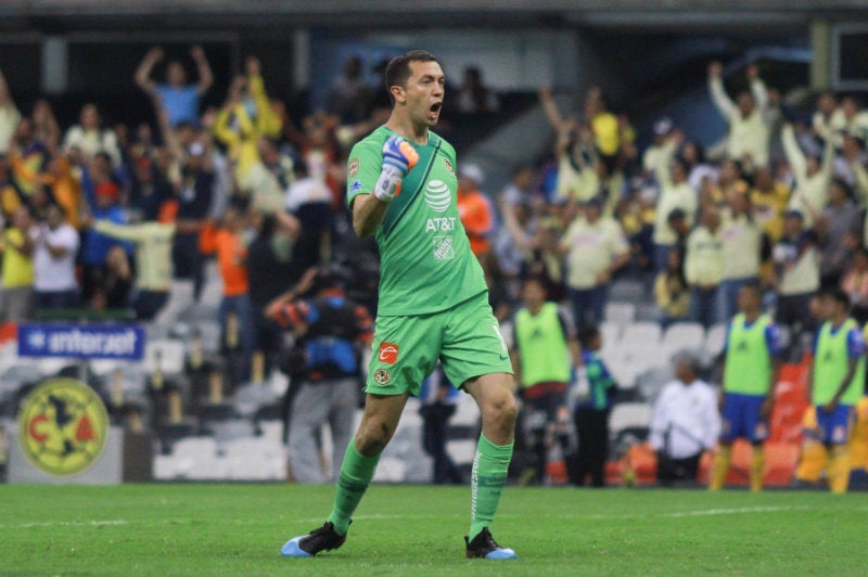 Agustín Marchesín festeja un gol del América