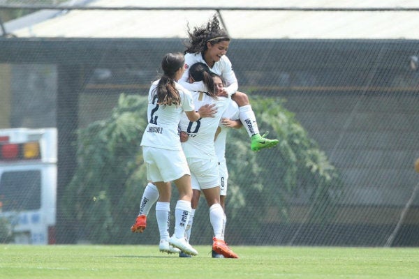 Jugadoras de Pumas festejan gol del empate