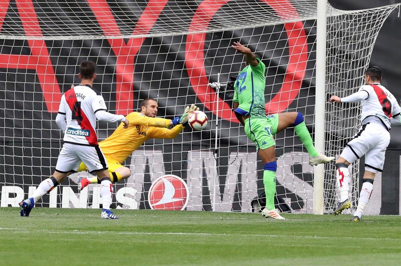 Pau López ataja el balón ante el disparo de Raúl de Tomás