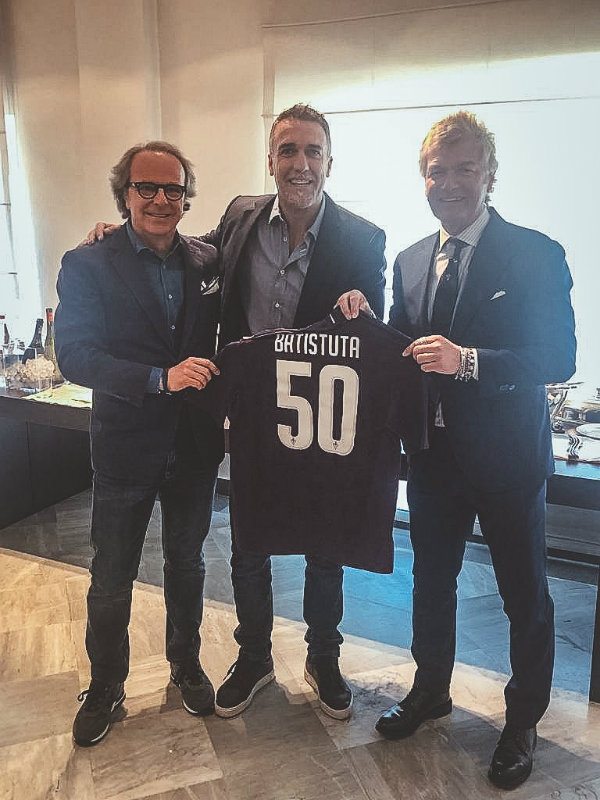 Batistuta recibe una camiseta de la Fiorentina 