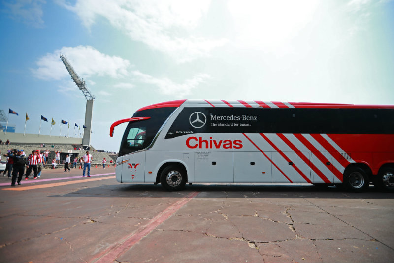 Autobús de Chivas a su llegada a CU