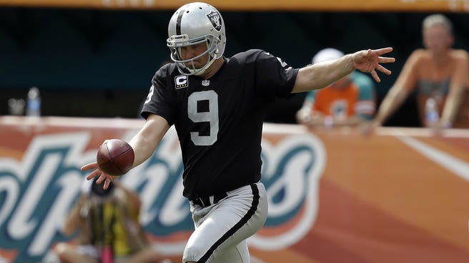 Shane Lechler durante un juego con los Raiders