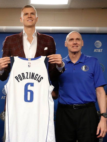 Kristaps Porzingis durante su presentación con los Mavericks