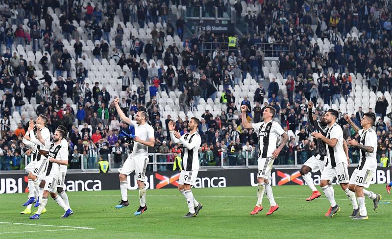 Elementos de la Juve festejan tras una victoria