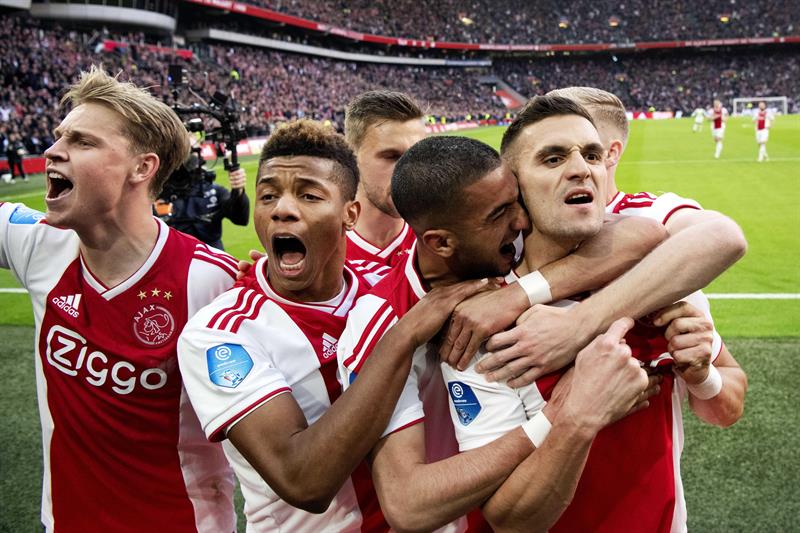 Jugadores del Ajax se abrazan tras una anotación
