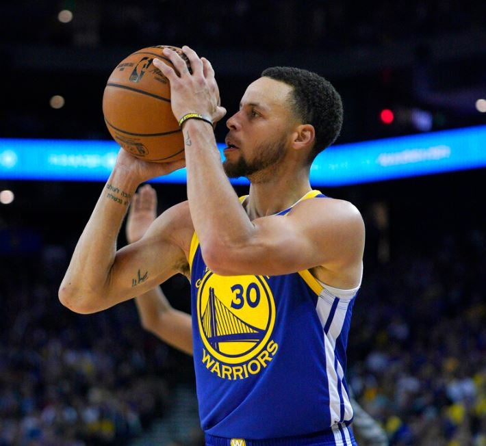 Stephen Curry se prepara para lanzar un tiro