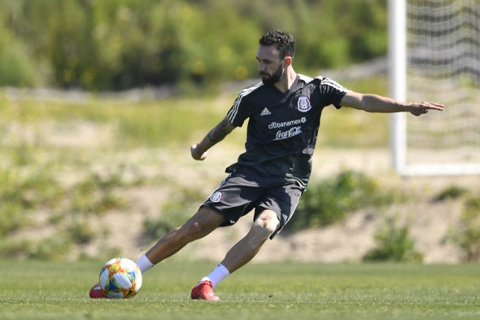 Layún, en un entrenamiento del Tri