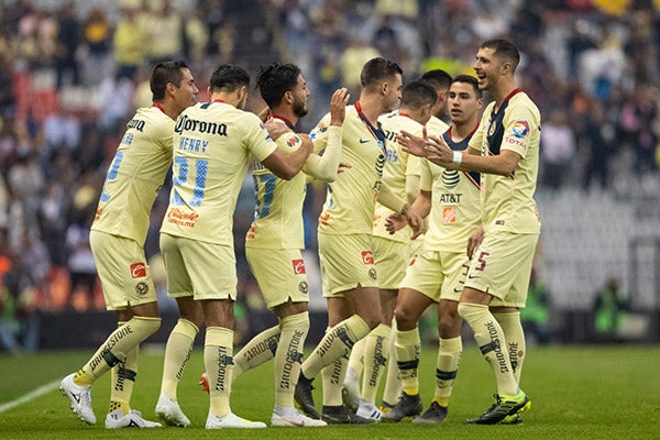 Jugadores del América se abrazan tras marcar ante Xolos