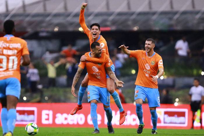 Álvarez celebrando un gol con sus compañeros 