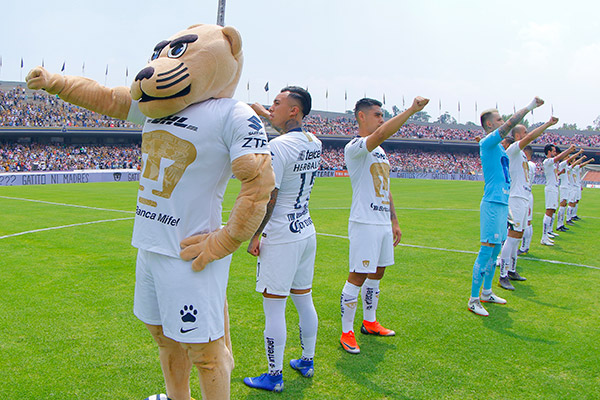 Futbolistas de la UNAM y Goyo entonan el himno universitario