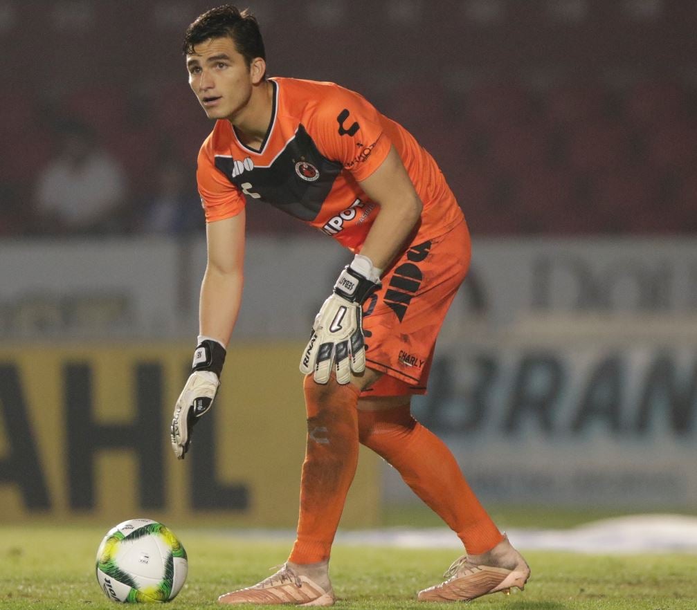 Jurado se prepara para despejar durante un duelo del Tibu 