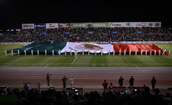Bandera mexicana en el terreno de juego previo al Juárez vs Pumas