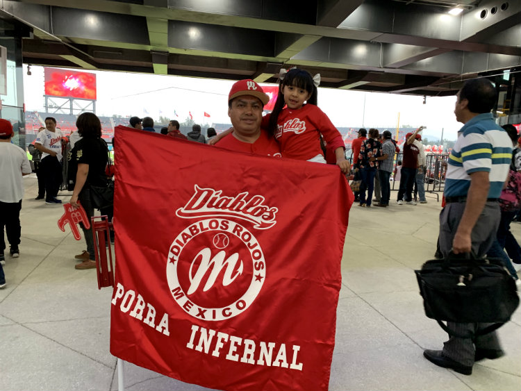 Arturo Posadas asiste al Estadio Alfredo Harp Helú acompañado de su nieta