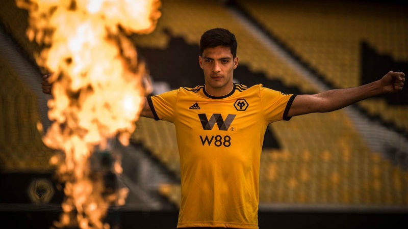 Raúl Jiménez durante la oficialización de su compra por los Wolves