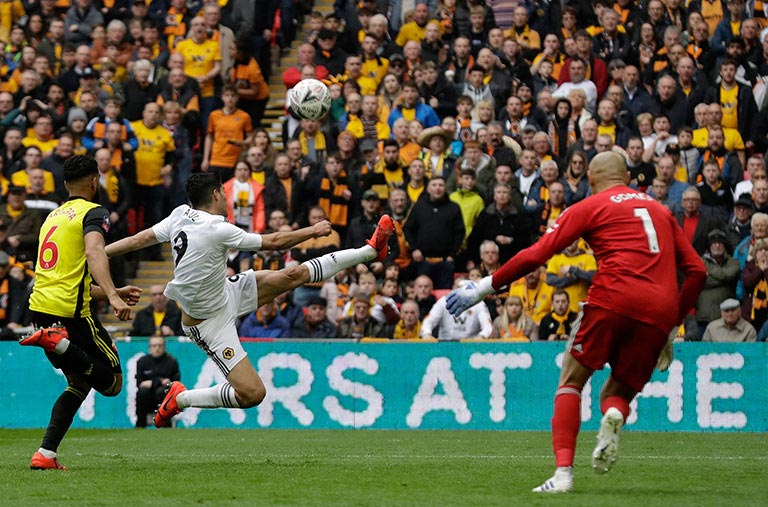 Raúl Jiménez realiza un remate de tijera en el juego contra Watford