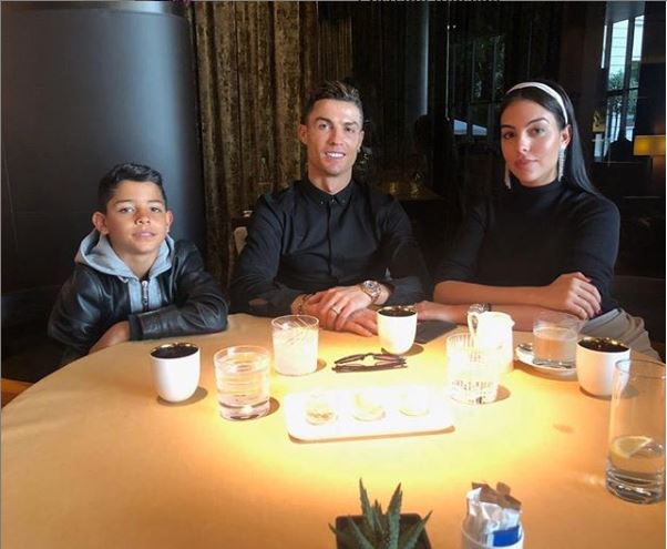 Cristiano Ronaldo y su familia en un restaurante de Turín