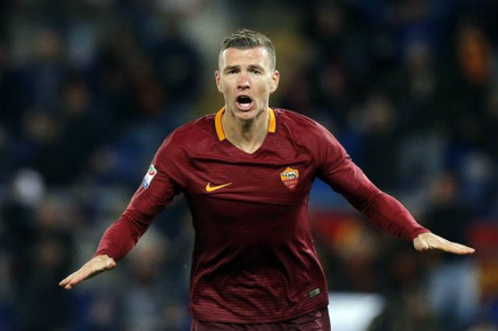 Edin Dzeko celebrando un gol con la Roma 