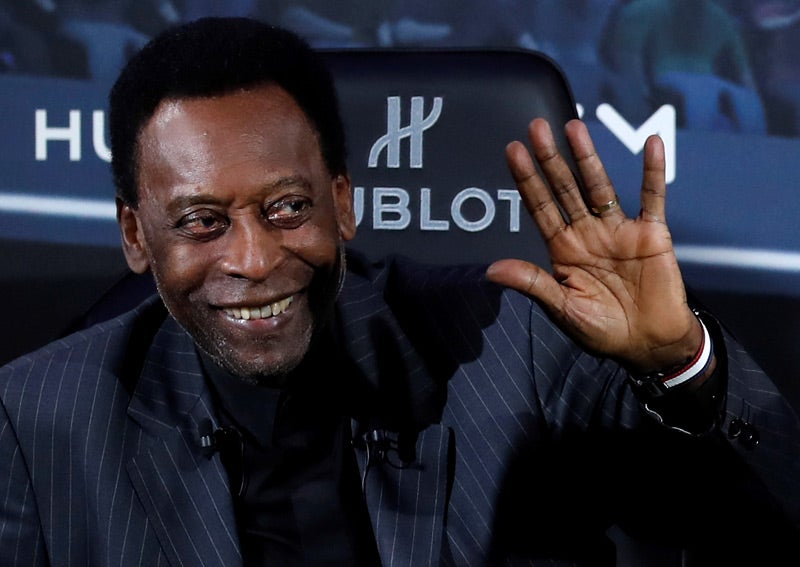 Pelé saluda a los medios durante su encuentro con Mbappé