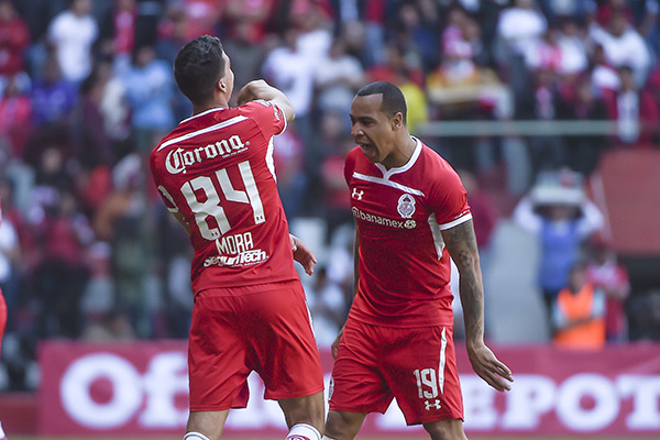 Felipe Pardo celebra un gol de Toluca