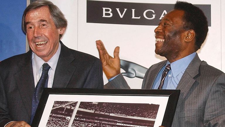 Gordon Banks y Pelé durante un evento