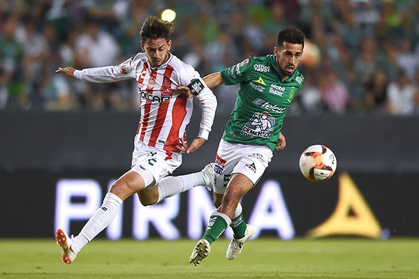 Navarro pelea por el balón en juego contra Necaxa