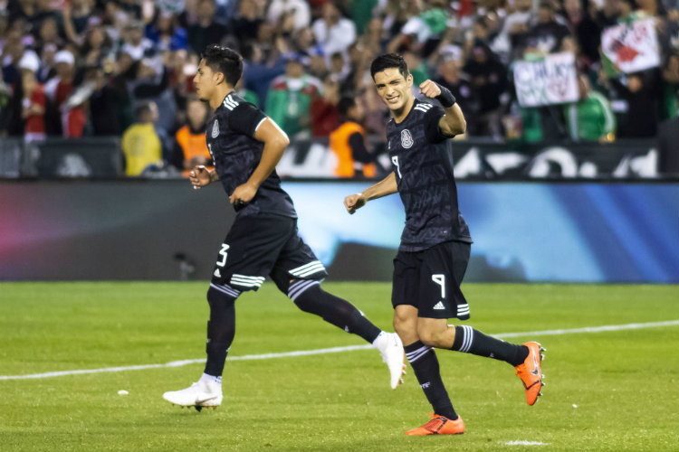 Raúl Jimenez festeja gol con el Tri