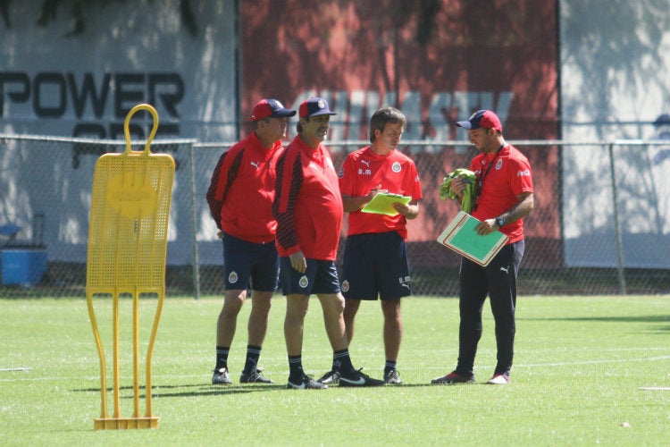 Tomás Boy acompañado del cuerpo técnico de Chivas