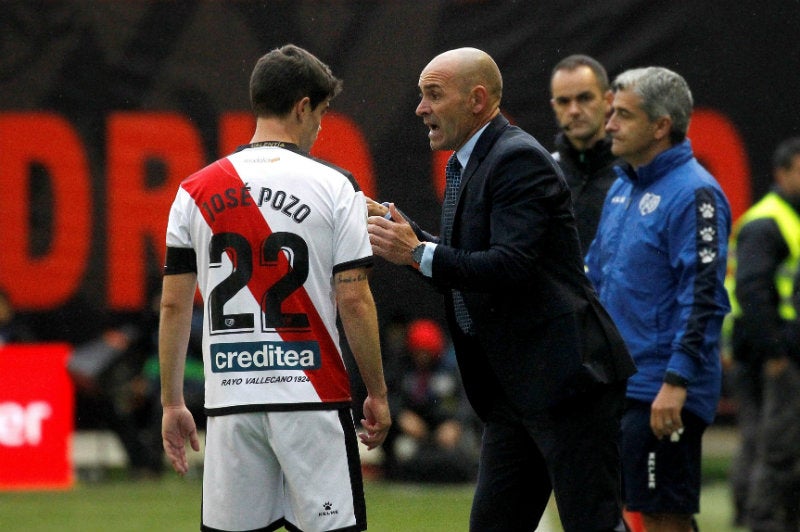 Jémez dando indicaciones durante un juego del Rayo