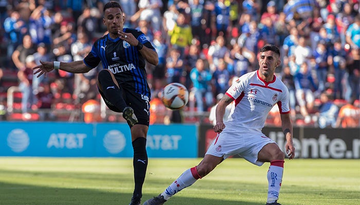 Sanvezzo y Osvaldo González durante el partido en la Corregidora