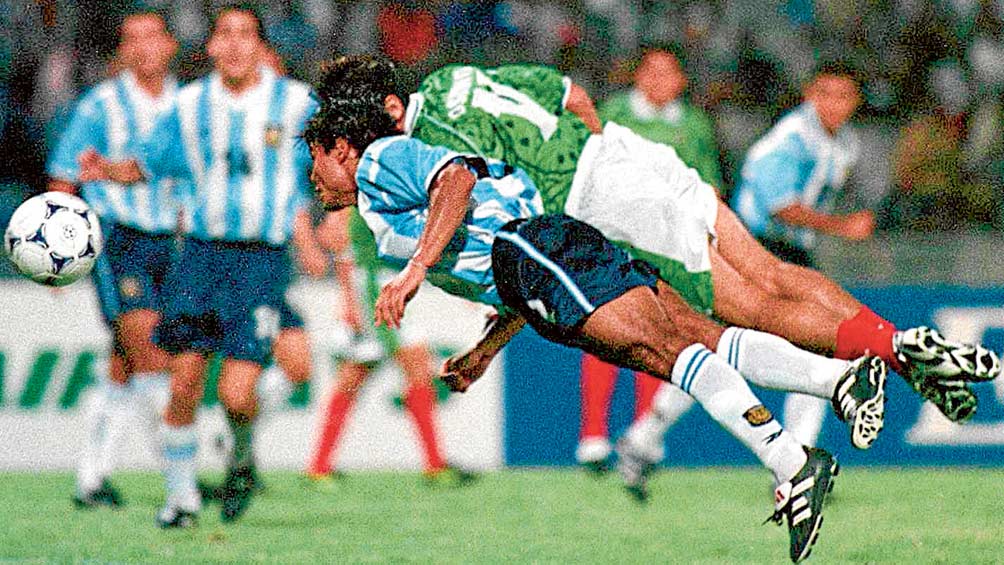 Momento del remate de cabeza de Osorno que culminó en gol