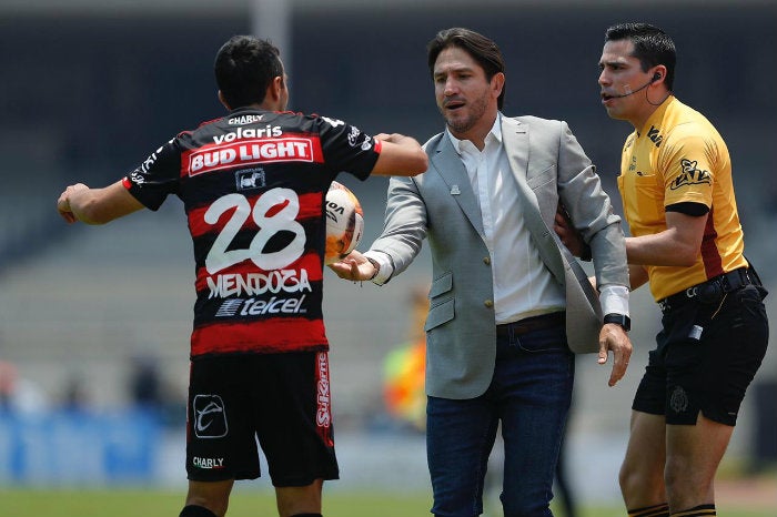 Marioni toma el balón en el partido