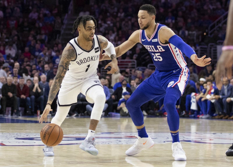 D'Angelo Russell intenta pasar a Ben Simmons