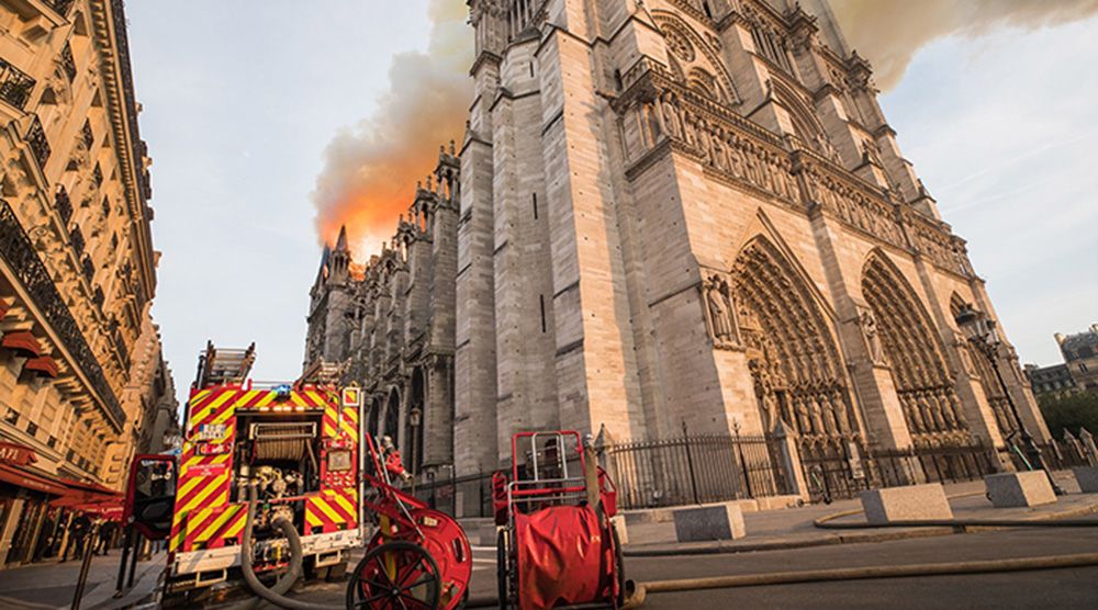 Sale fuego del techo de la catedral