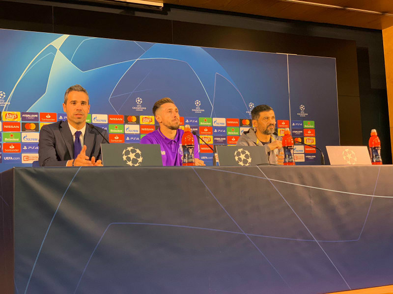 Herrera y el DT del Porto en conferencia de prensa