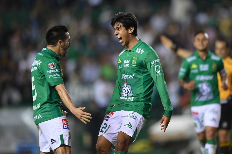 Fernando Navarro y JJ Macías festejan un gol con el León