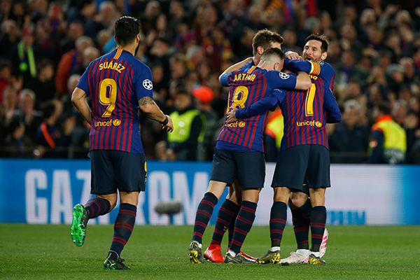 Jugadores del Barcelona festejan el pase a las Semifinales 