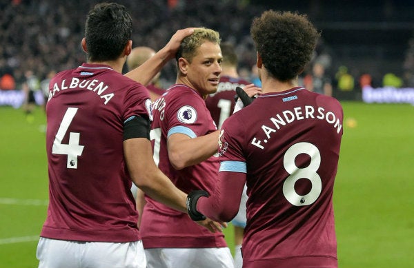 Chicharito celebrando un gol con el West Ham 