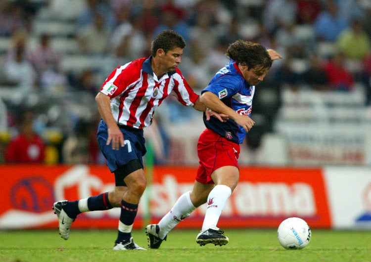 Ramón Ramírez disputa un balón contra Rodríguez de Veracruz
