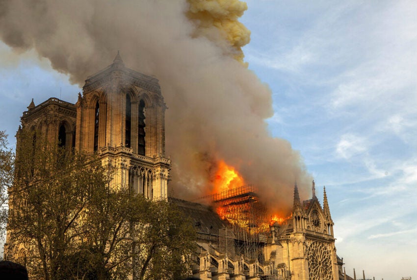 La catedral de Notre Dame durante incendio 