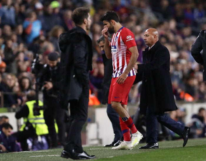 Costa tras su expulsión en el partido contra Barcelona