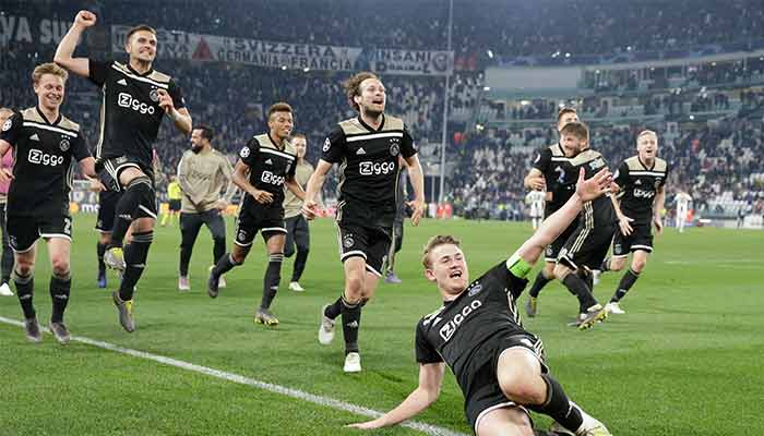 De Ligt celebrando su gol ante la Juventus junto a sus compañeros